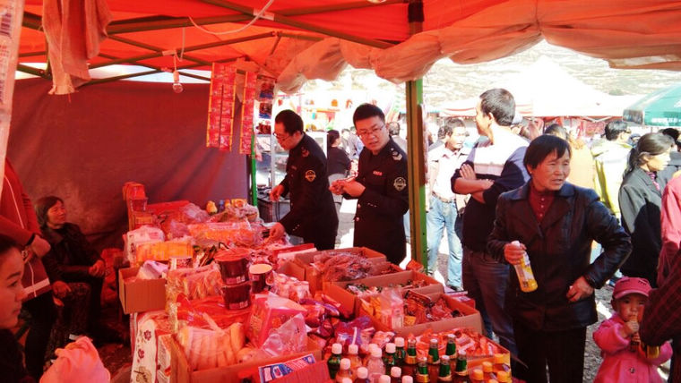 縣食藥監(jiān)局灘歌鎮(zhèn)監(jiān)管所開展白馬溝廟會食品安全專項檢查